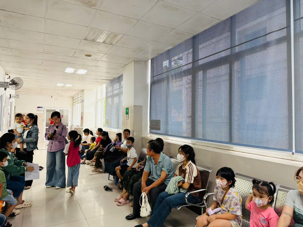 Gần 1.000 trẻ đã được khám sàng lọc bệnh tim bẩm sinh trong 2 ngày 17 và 18/5 tại tỉnh Quảng Bình - Ảnh 9.