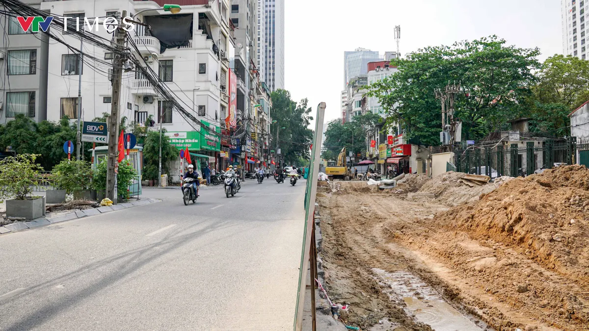 Cận cảnh công trường thi công mở rộng đường Nguyễn Tuân - Ảnh 4.