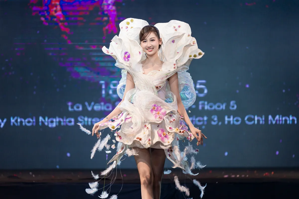 Khi hoa hóa thành những sáng tạo thời trang độc đáo - Ảnh 2.
