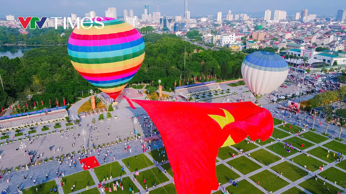 Lễ chào cờ và bay đại kỳ Tổ quốc kỷ niệm 135 năm Ngày sinh Chủ tịch Hồ Chí Minh tại Nghệ An - Ảnh 1. Lễ chào cờ và bay đại kỳ Tổ quốc kỷ niệm 135 năm Ngày sinh Chủ tịch Hồ Chí Minh tại Nghệ An - Ảnh 1.