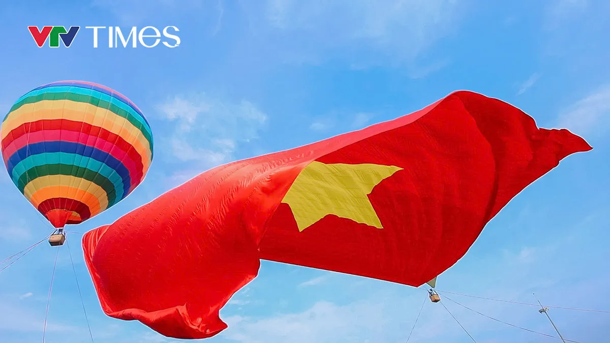 Lễ chào cờ và bay đại kỳ Tổ quốc kỷ niệm 135 năm Ngày sinh Chủ tịch Hồ Chí Minh tại Nghệ An - Ảnh 3. Lễ chào cờ và bay đại kỳ Tổ quốc kỷ niệm 135 năm Ngày sinh Chủ tịch Hồ Chí Minh tại Nghệ An - Ảnh 3.
