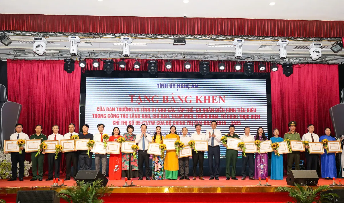 Nghệ An đẩy mạnh học tập và làm theo tư tưởng, đạo đức, phong cách Hồ Chí Minh - Ảnh 1. Nghệ An đẩy mạnh học tập và làm theo tư tưởng, đạo đức, phong cách Hồ Chí Minh - Ảnh 1.