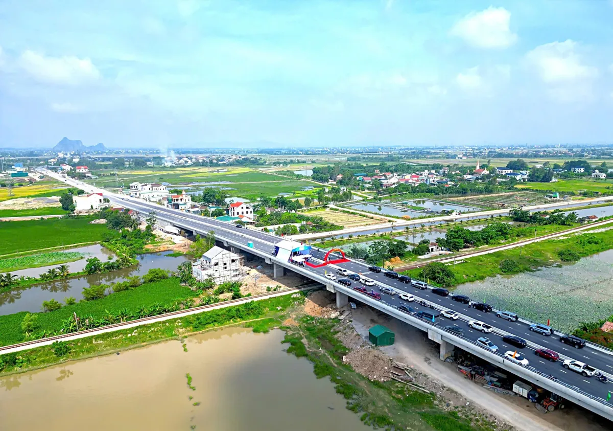 Nghệ An: Thông xe kỹ thuật cầu vượt đường sắt, giải toả nút thắt tại Quốc lộ 7 - Ảnh 1.