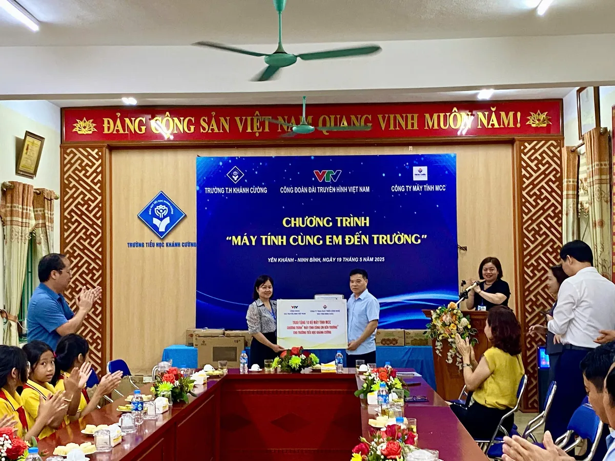 Công đoàn Đài THVN tiếp sức cho học sinh nghèo tỉnh Ninh Bình với chương trình “Máy tính cùng em đến trường” - Ảnh 1.