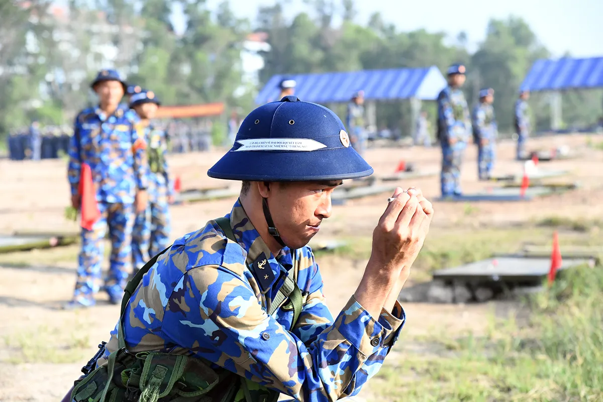 Chiến sĩ mới Vùng 2 Hải quân tự tin kiểm tra “3 tiếng nổ” - Ảnh 9.