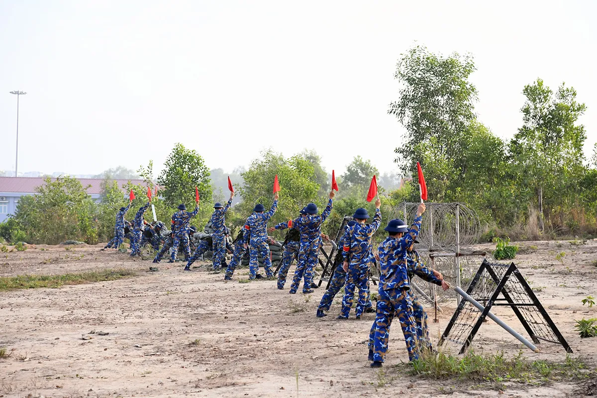 Chiến sĩ mới Vùng 2 Hải quân tự tin kiểm tra “3 tiếng nổ” - Ảnh 11.