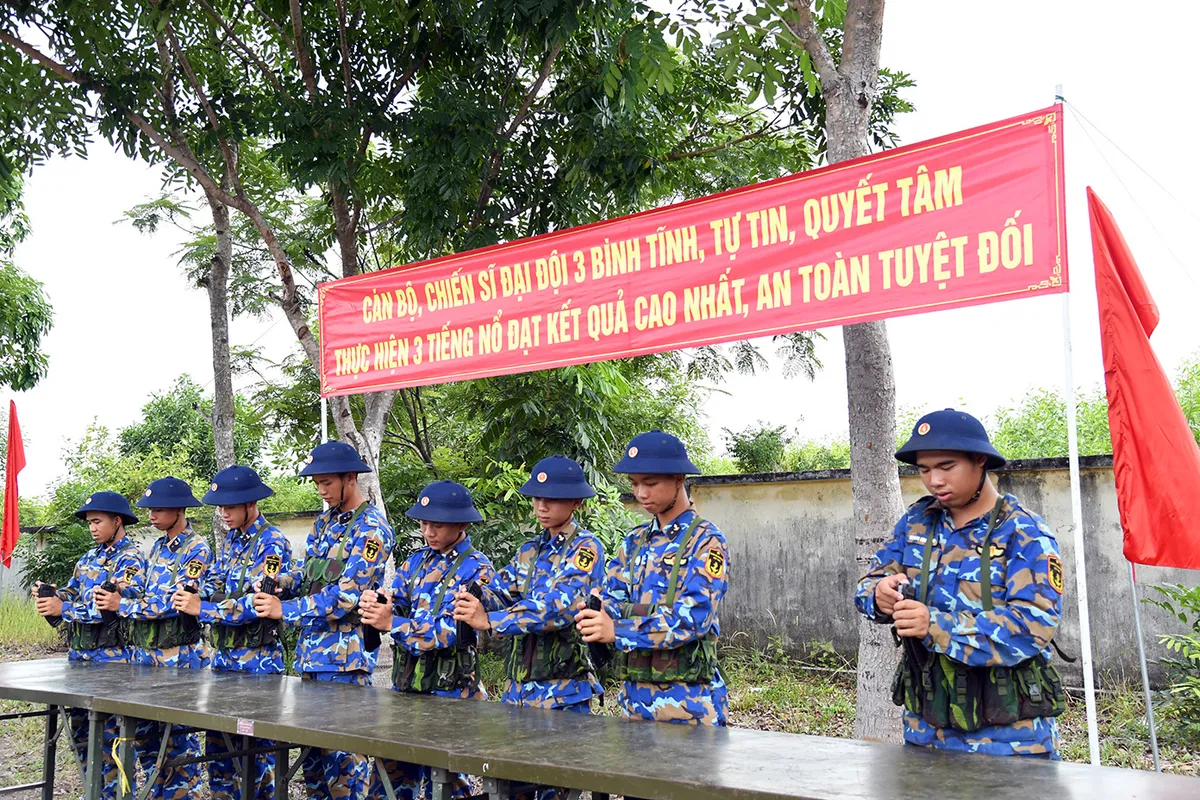 Chiến sĩ mới Vùng 2 Hải quân tự tin kiểm tra “3 tiếng nổ” - Ảnh 1.