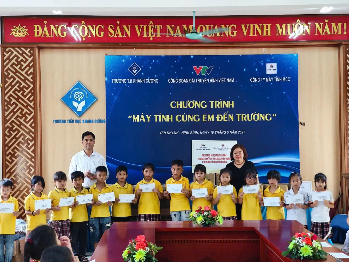Công đoàn Đài THVN tiếp sức cho học sinh nghèo tỉnh Ninh Bình với chương trình “Máy tính cùng em đến trường” - Ảnh 4.