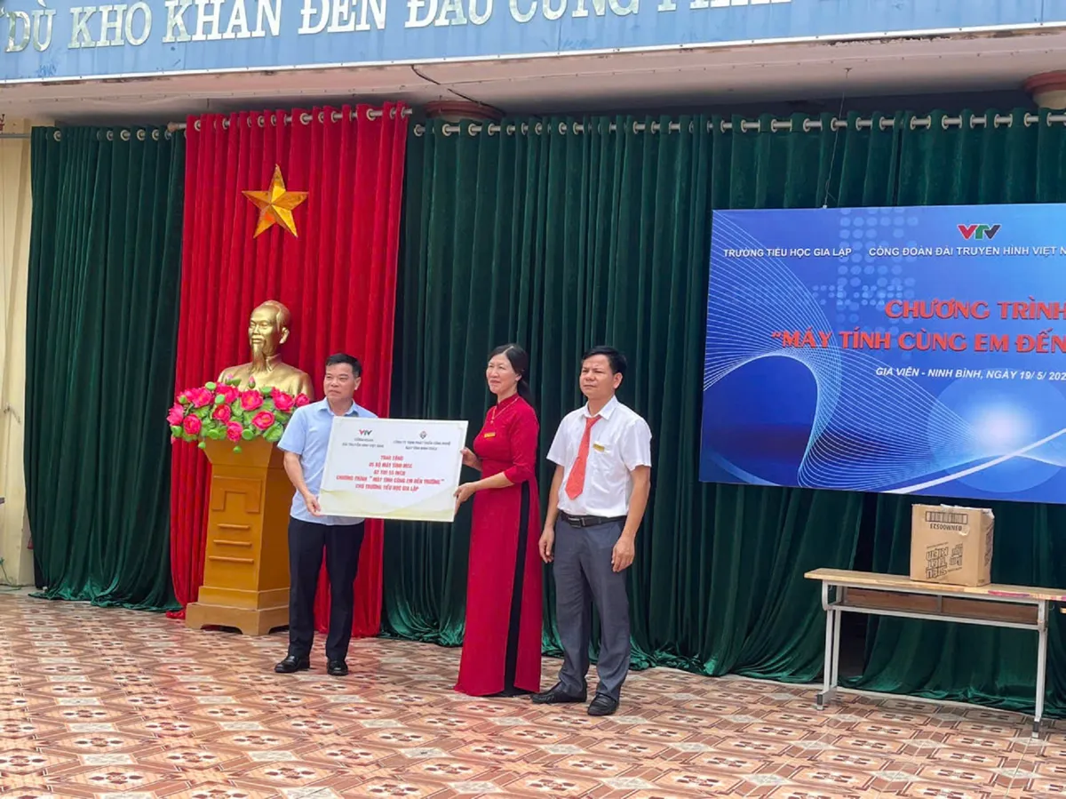 Công đoàn Đài THVN tiếp sức cho học sinh nghèo tỉnh Ninh Bình với chương trình “Máy tính cùng em đến trường” - Ảnh 3.