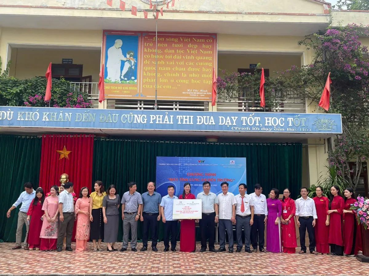 Công đoàn Đài THVN tiếp sức cho học sinh nghèo tỉnh Ninh Bình với chương trình “Máy tính cùng em đến trường” - Ảnh 2.