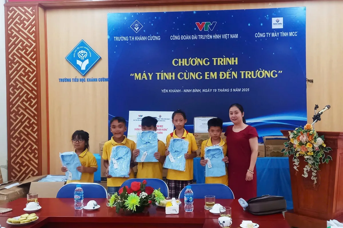 Công đoàn Đài THVN tiếp sức cho học sinh nghèo tỉnh Ninh Bình với chương trình “Máy tính cùng em đến trường” - Ảnh 5.