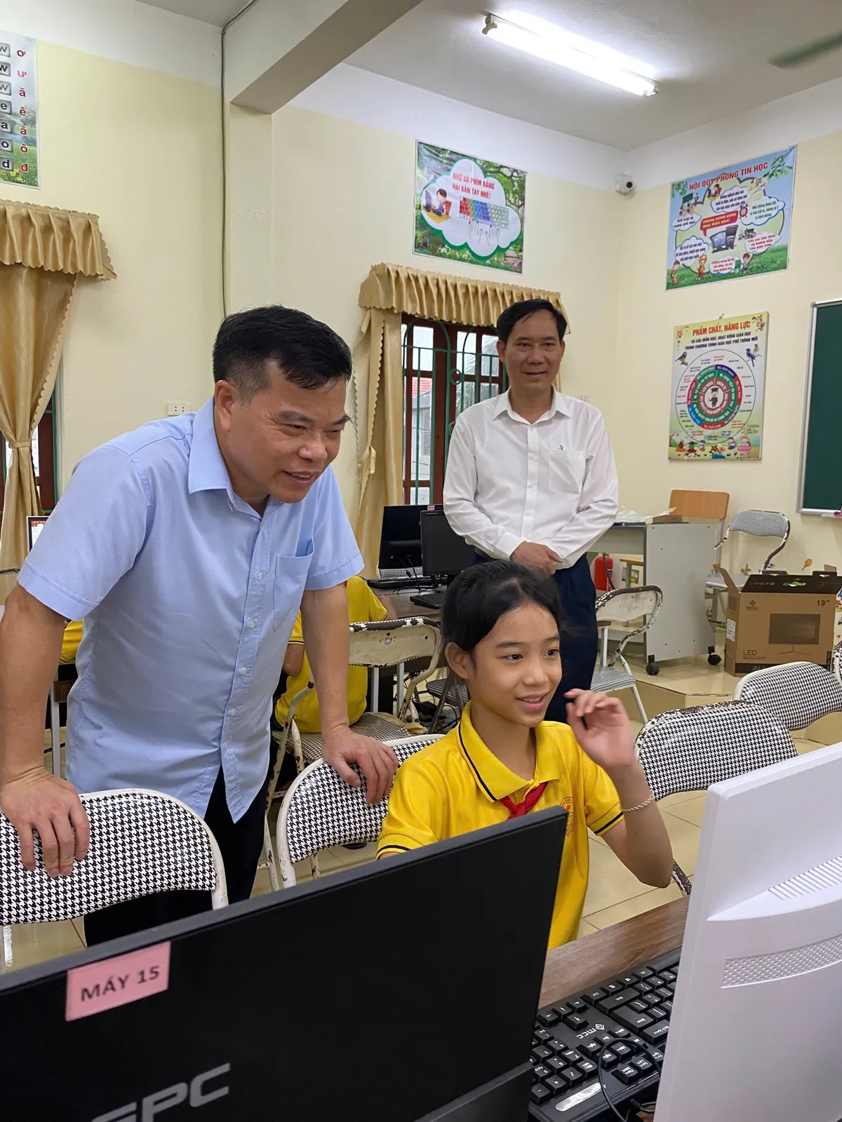 Công đoàn Đài THVN tiếp sức cho học sinh nghèo tỉnh Ninh Bình với chương trình “Máy tính cùng em đến trường” - Ảnh 6.