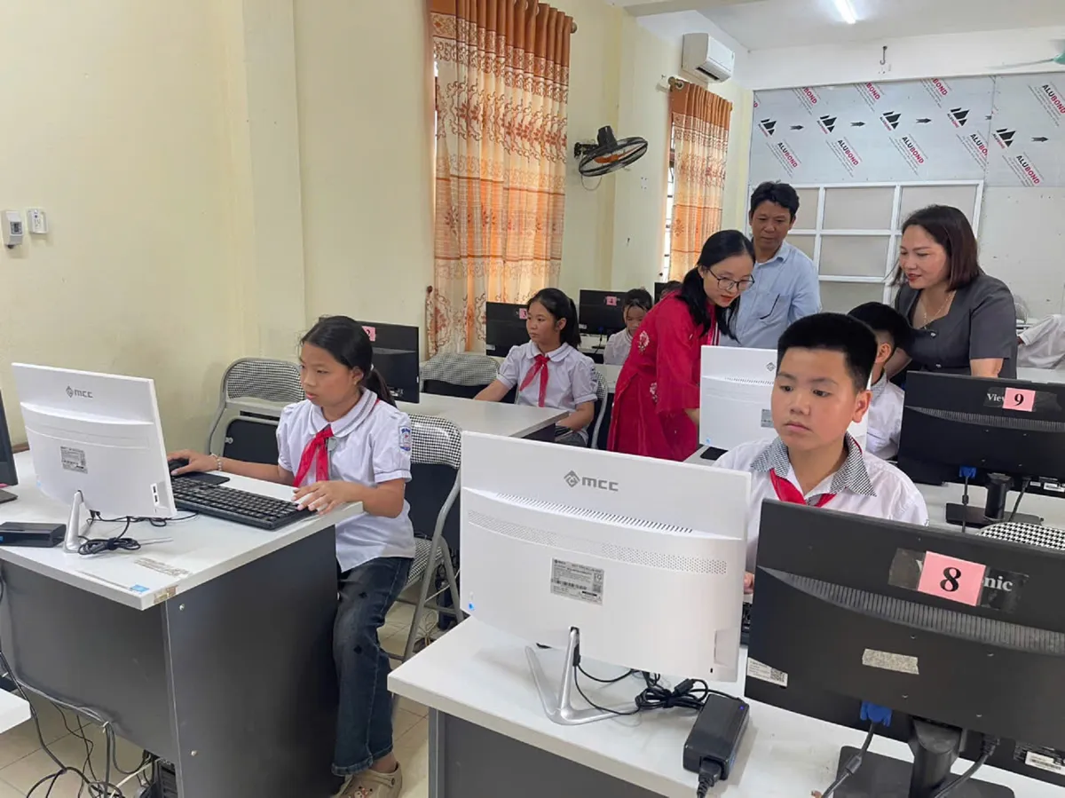 Công đoàn Đài THVN tiếp sức cho học sinh nghèo tỉnh Ninh Bình với chương trình “Máy tính cùng em đến trường” - Ảnh 7.