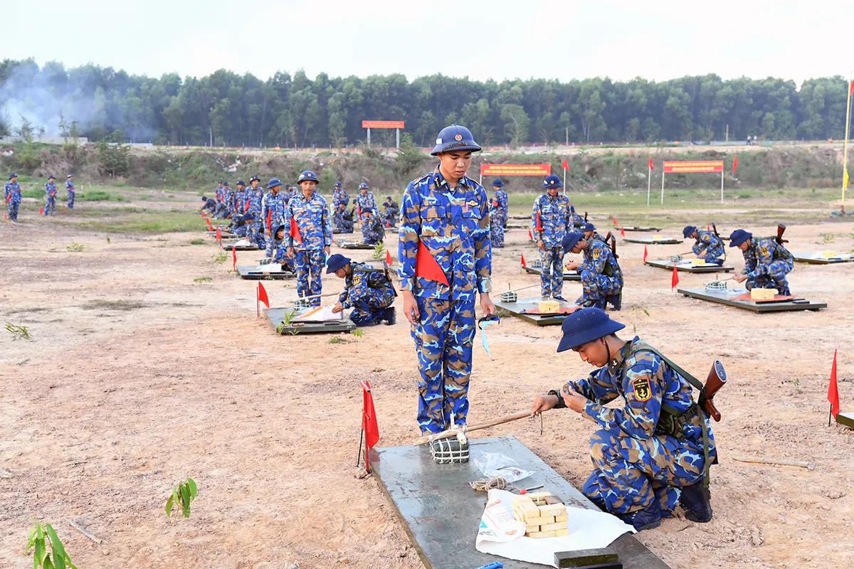 Chiến sĩ mới Vùng 2 Hải quân tự tin kiểm tra “3 tiếng nổ” - Ảnh 8.