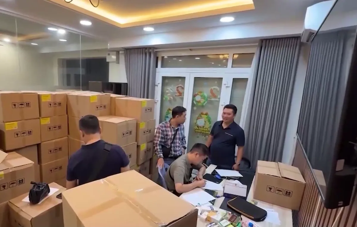 Truy quét các tổng kho kinh doanh tập kết thực phẩm chức năng giả - Ảnh 2.