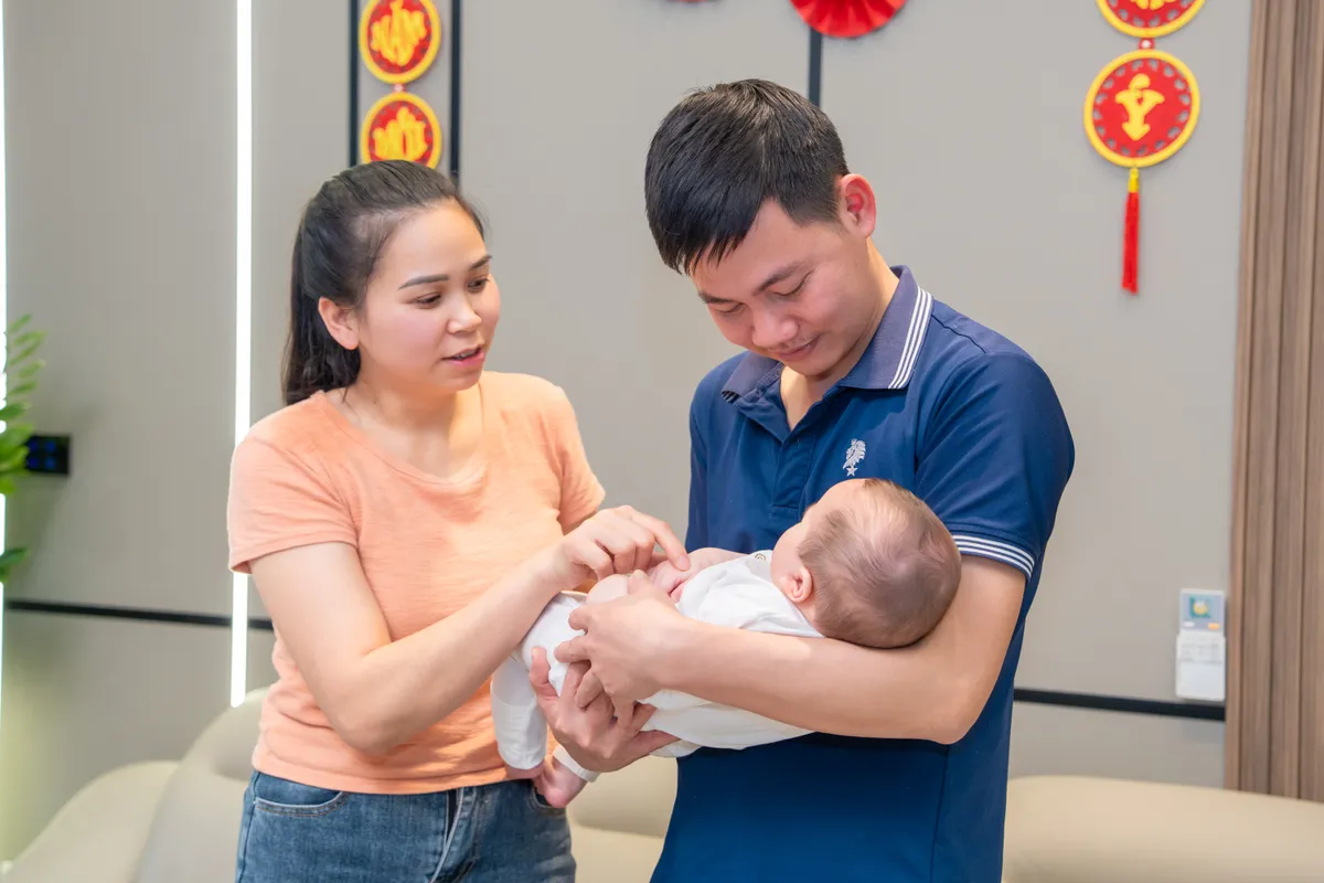 Ánh sáng trở lại với gia đình mang Gen mù lòa - Ảnh 1.
