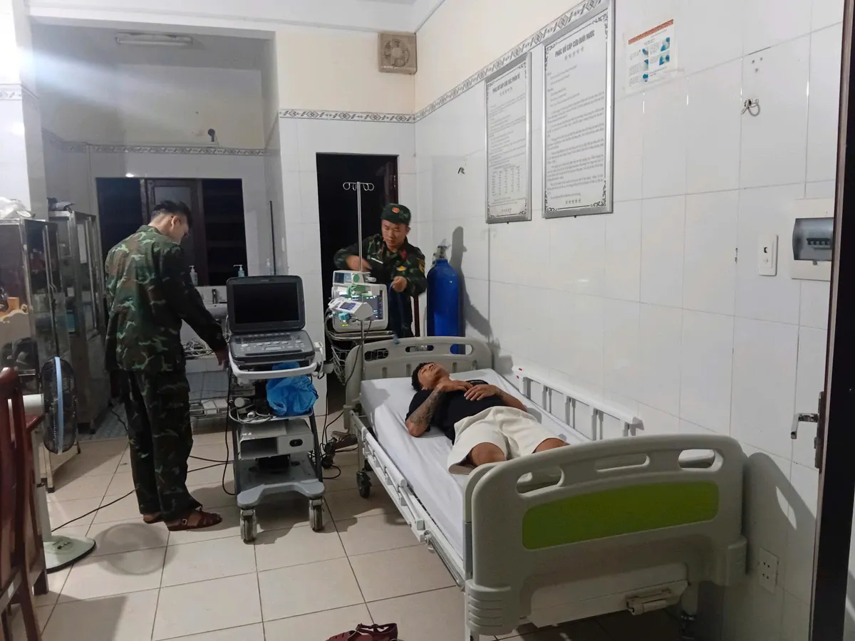 Cấp cứu kịp thời ngư dân tỉnh Bình Thuận bị giảm áp trên khu vực quần đảo Trường Sa - Ảnh 1.