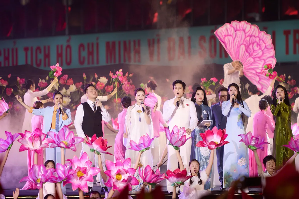 Nữ ca sĩ Gen Z Hà Quỳnh Như tự hào thể hiện những khúc hát tháng 5 dâng Bác - Ảnh 2. Nữ ca sĩ Gen Z Hà Quỳnh Như tự hào thể hiện những khúc hát tháng 5 dâng Bác - Ảnh 2.