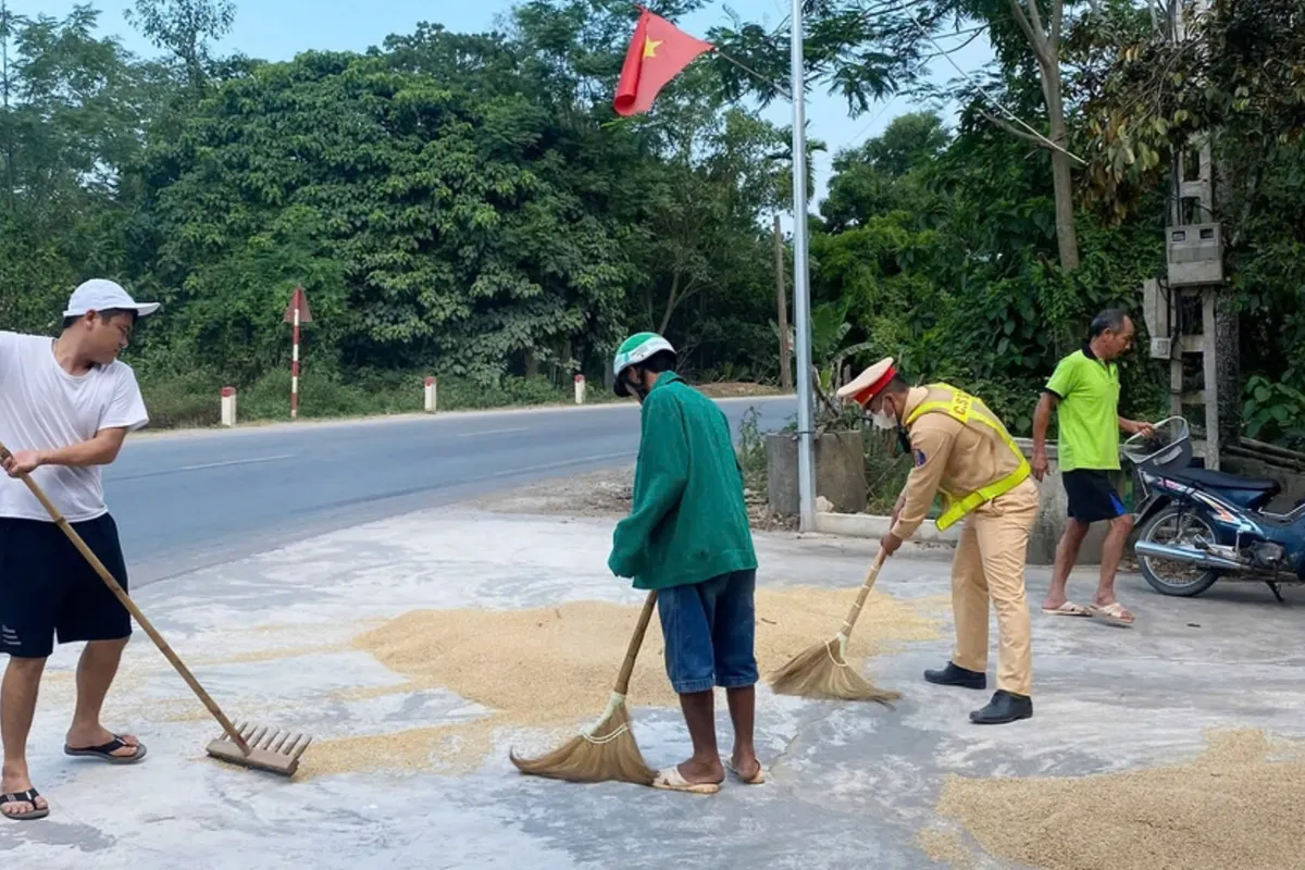Nghệ An: Cảnh sát giao thông giúp dân dọn lúa chạy mưa - Ảnh 1.