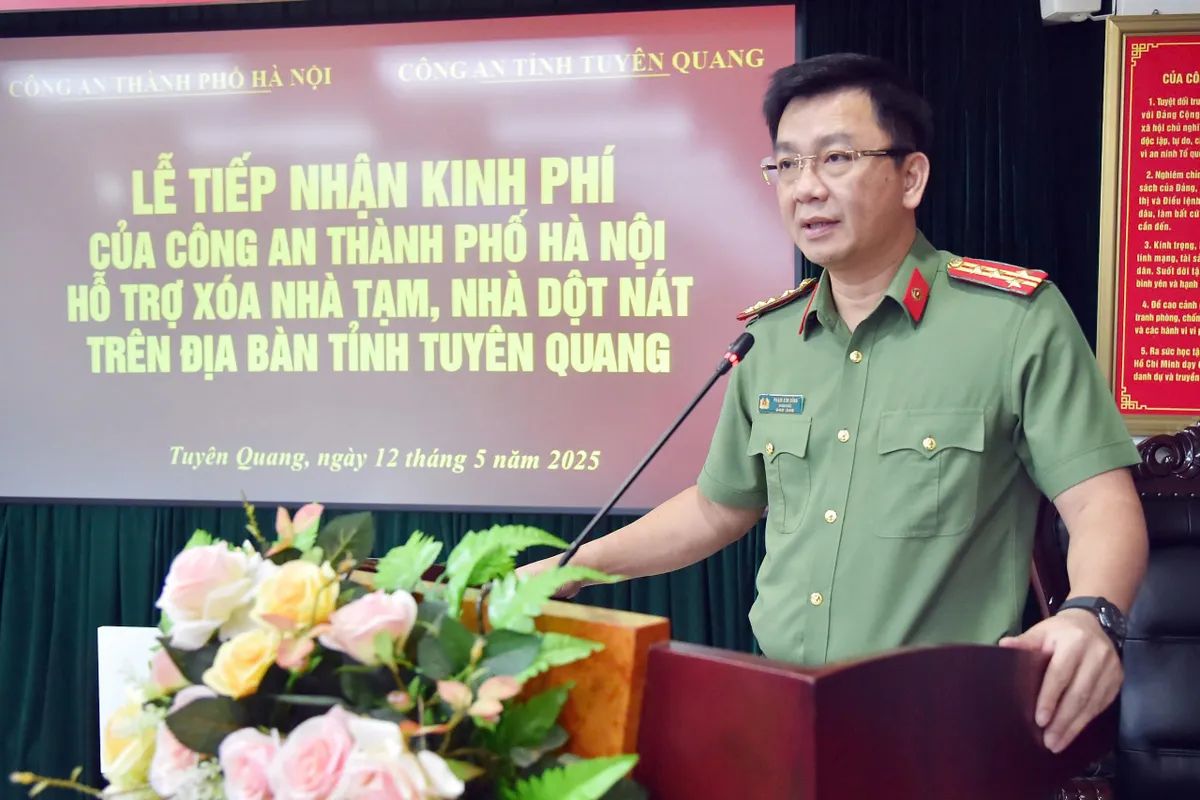 CATP Hà Nội trao tặng hơn 6 tỷ đồng hỗ trợ các tỉnh vùng cao, chung tay xóa nhà tạm, nhà dột nát - Ảnh 2.