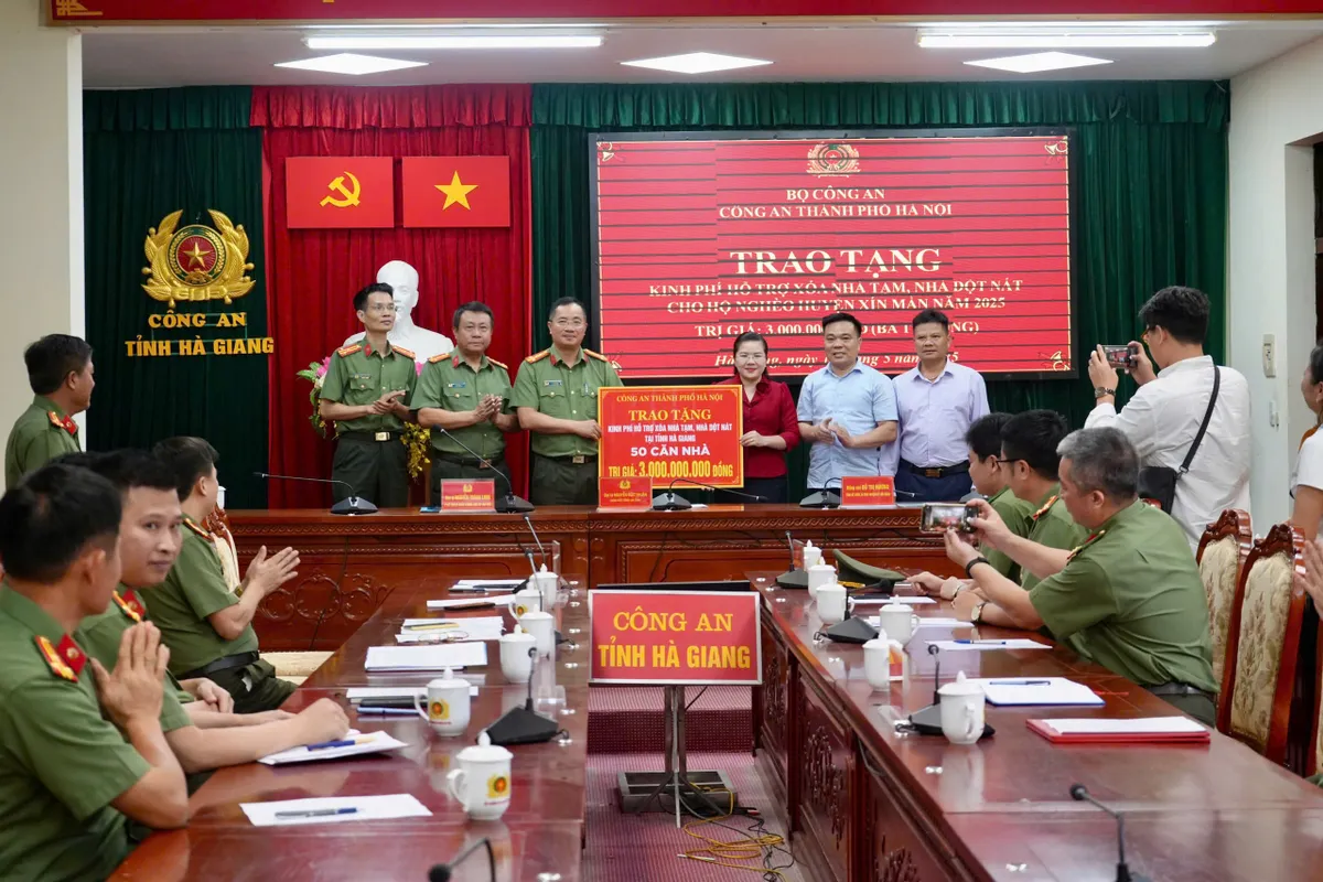 CATP Hà Nội trao tặng hơn 6 tỷ đồng hỗ trợ các tỉnh vùng cao, chung tay xóa nhà tạm, nhà dột nát - Ảnh 3.