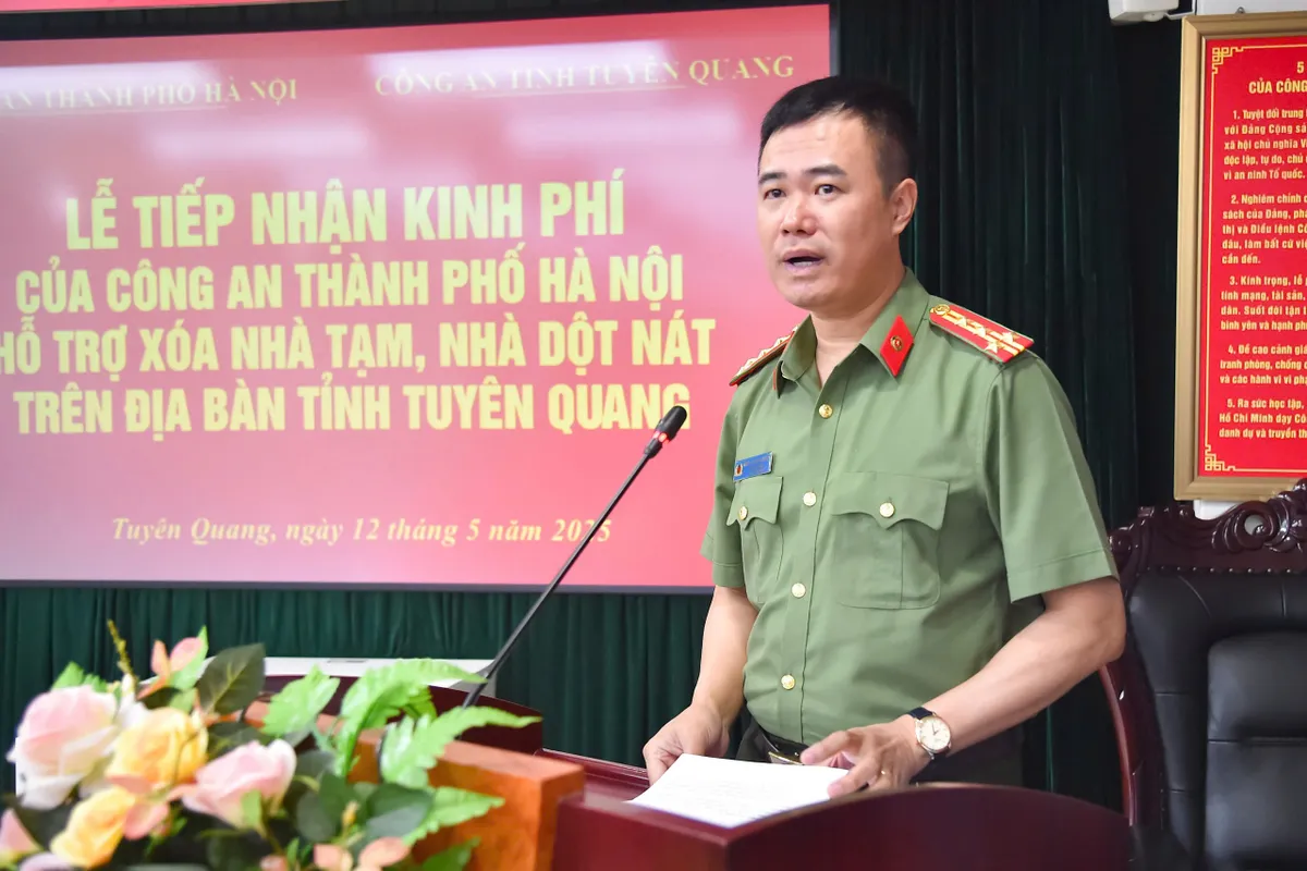 CATP Hà Nội trao tặng hơn 6 tỷ đồng hỗ trợ các tỉnh vùng cao, chung tay xóa nhà tạm, nhà dột nát - Ảnh 1.
