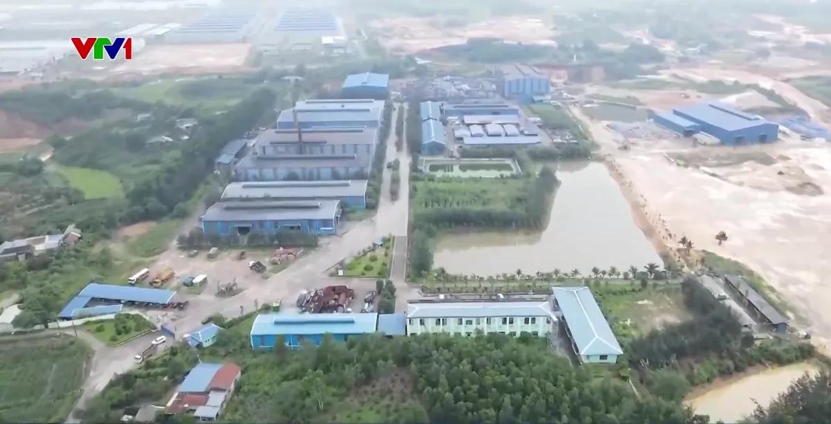 Khu dân cư bị ô nhiễm nghiêm trọng vì bụi bặm, muội đen - Ảnh 4.