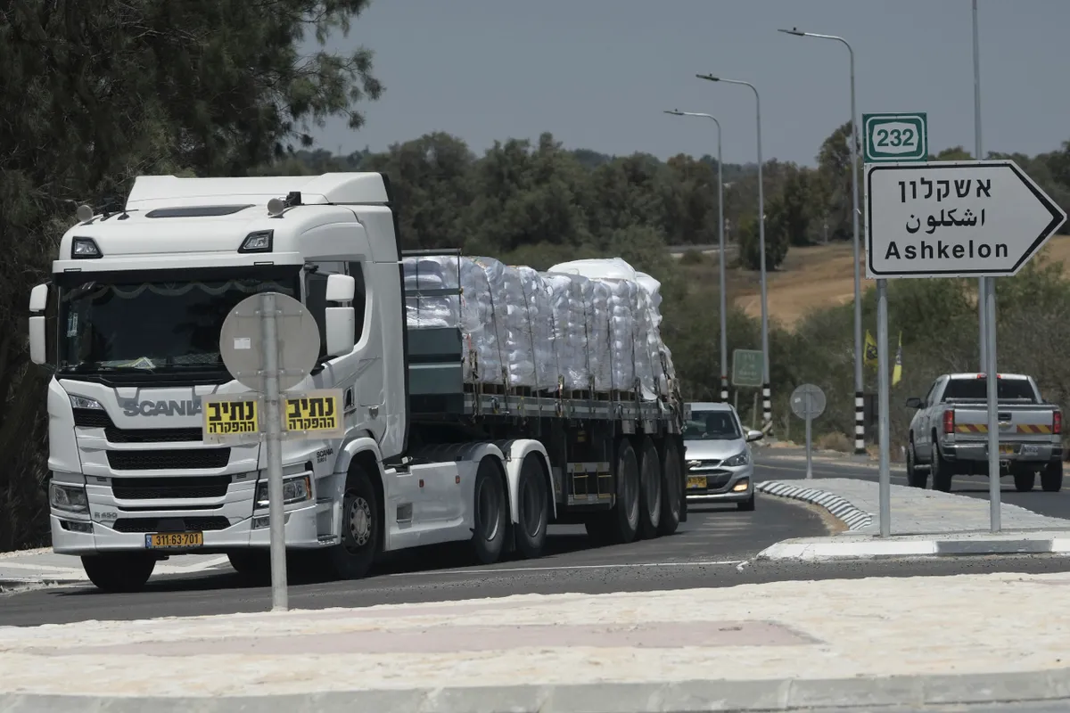 Israel chấp thuận cho 100 xe tải cứu trợ khẩn cấp vào Gaza - Ảnh 1.