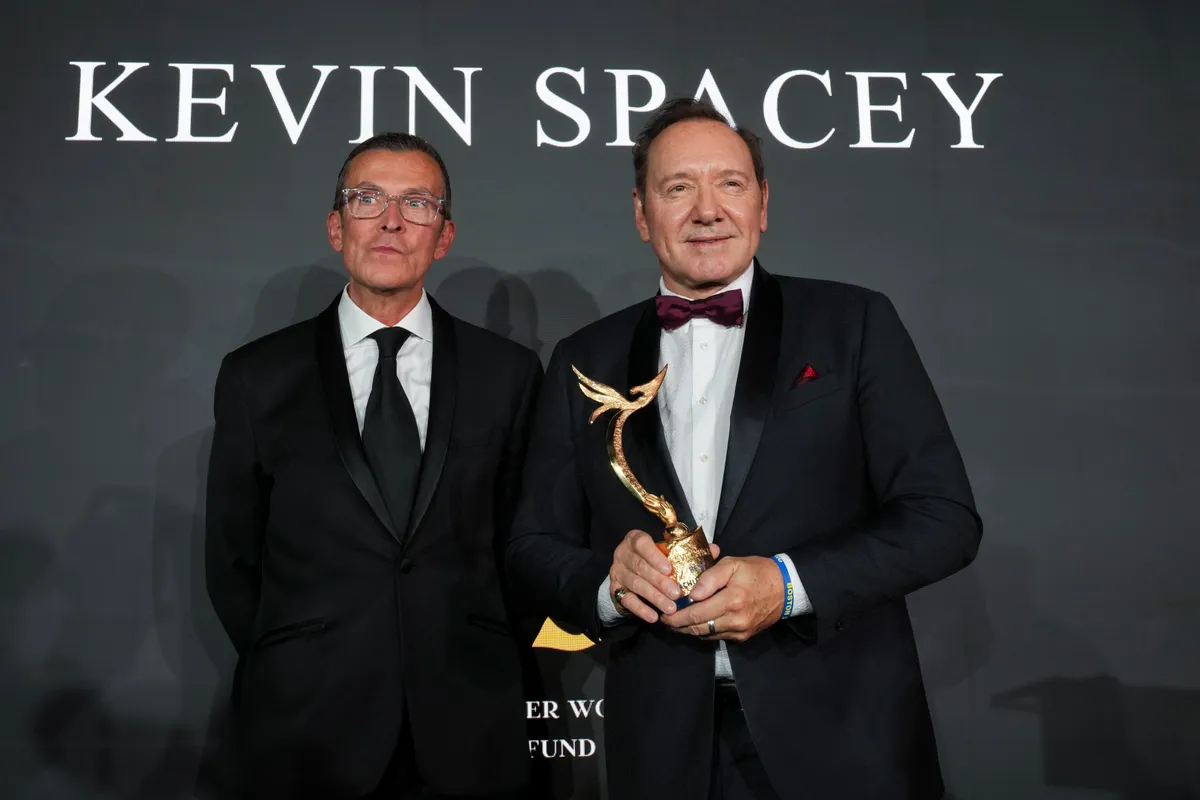 Kevin Spacey trở lại Cannes, các nhiếp ảnh gia xô đổ hàng rào - Ảnh 2.