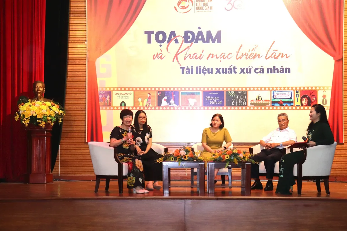 Trưng bày hình ảnh, tài liệu lưu trữ của các văn nghệ sĩ tiêu biểu - Ảnh 2.