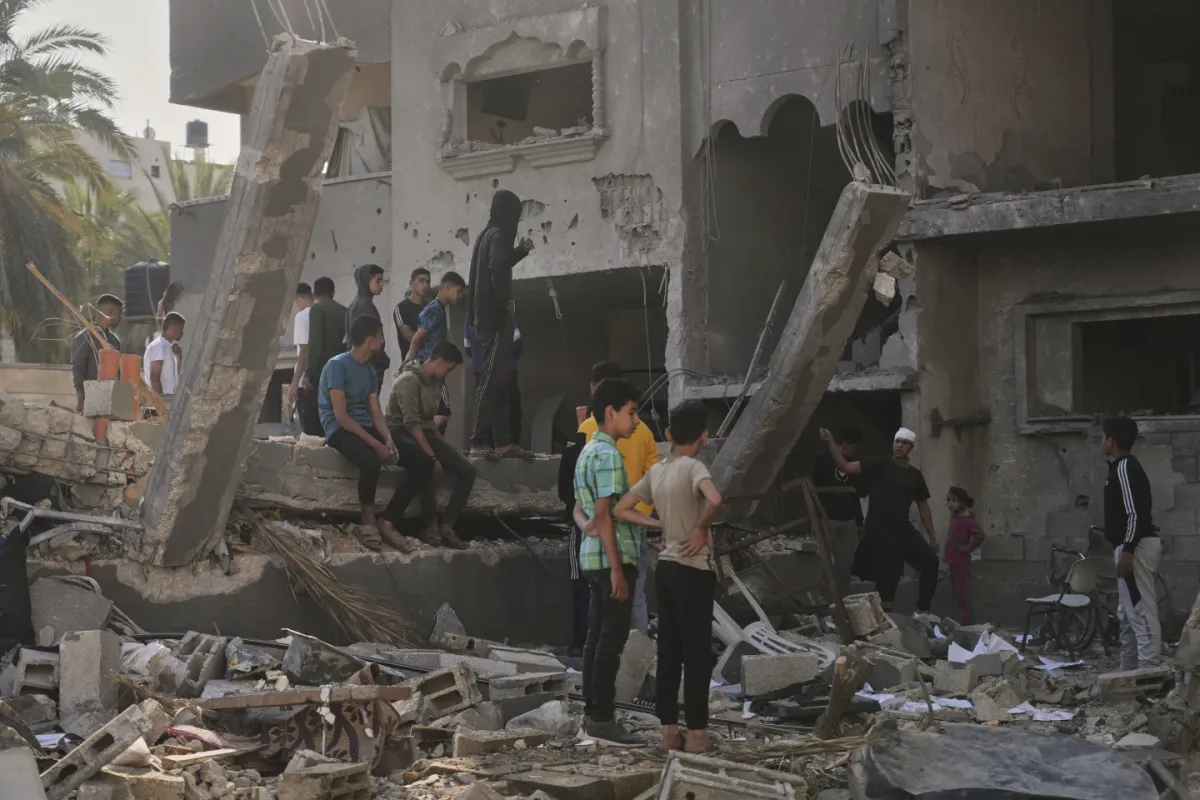 Viện trợ chưa được phân phát, Israel tiếp tục không kích Gaza khiến ít nhất 82 người thiệt mạng - Ảnh 2. Viện trợ chưa được phân phát, Israel tiếp tục không kích Gaza khiến ít nhất 82 người thiệt mạng - Ảnh 2.