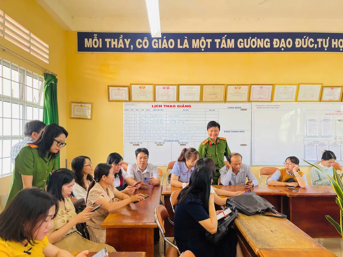 Lâm Đồng: Vượt rào cản công nghệ, đưa ý kiến sửa đổi Hiến pháp đến với đồng bào dân tộc thiểu số - Ảnh 3.