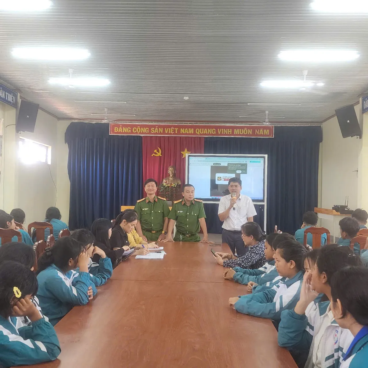 Lâm Đồng: Vượt rào cản công nghệ, đưa ý kiến sửa đổi Hiến pháp đến với đồng bào dân tộc thiểu số - Ảnh 1.