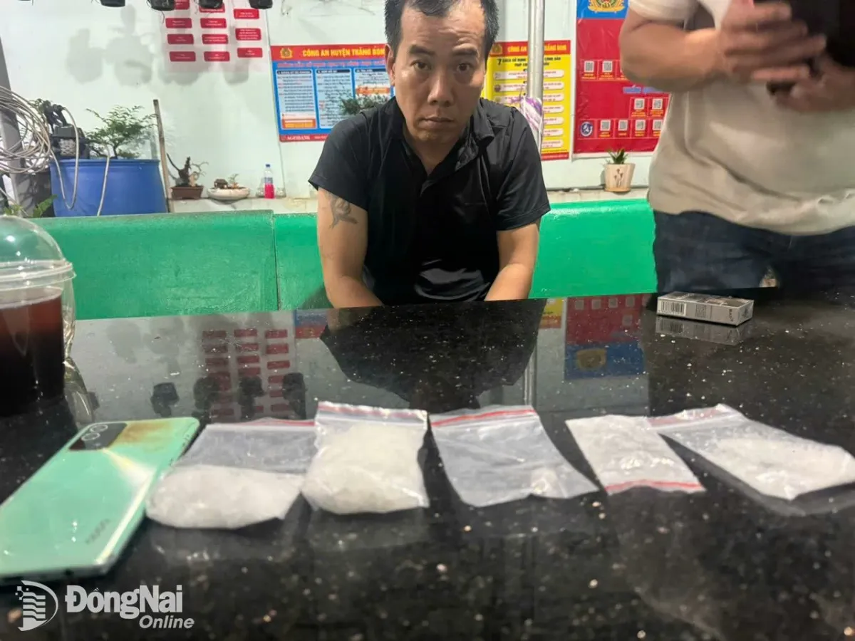 Triệt phá đường dây ma túy, tạm giữ 6 đối tượng, thu giữ 1,4 kg ma túy đá - Ảnh 2.