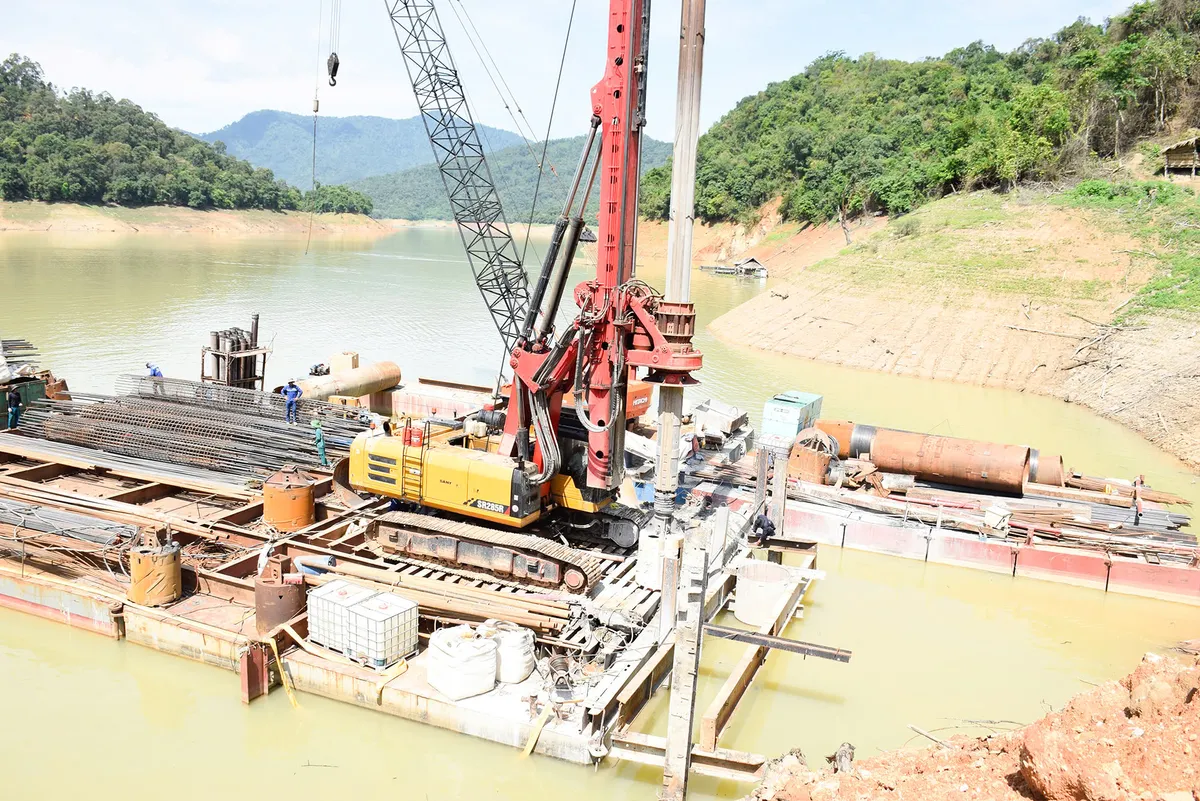 Nghệ An: Nỗ lực làm đường “phá vùng biệt lập”, giúp đồng bào dân tộc phát triển kinh tế - Ảnh 1.