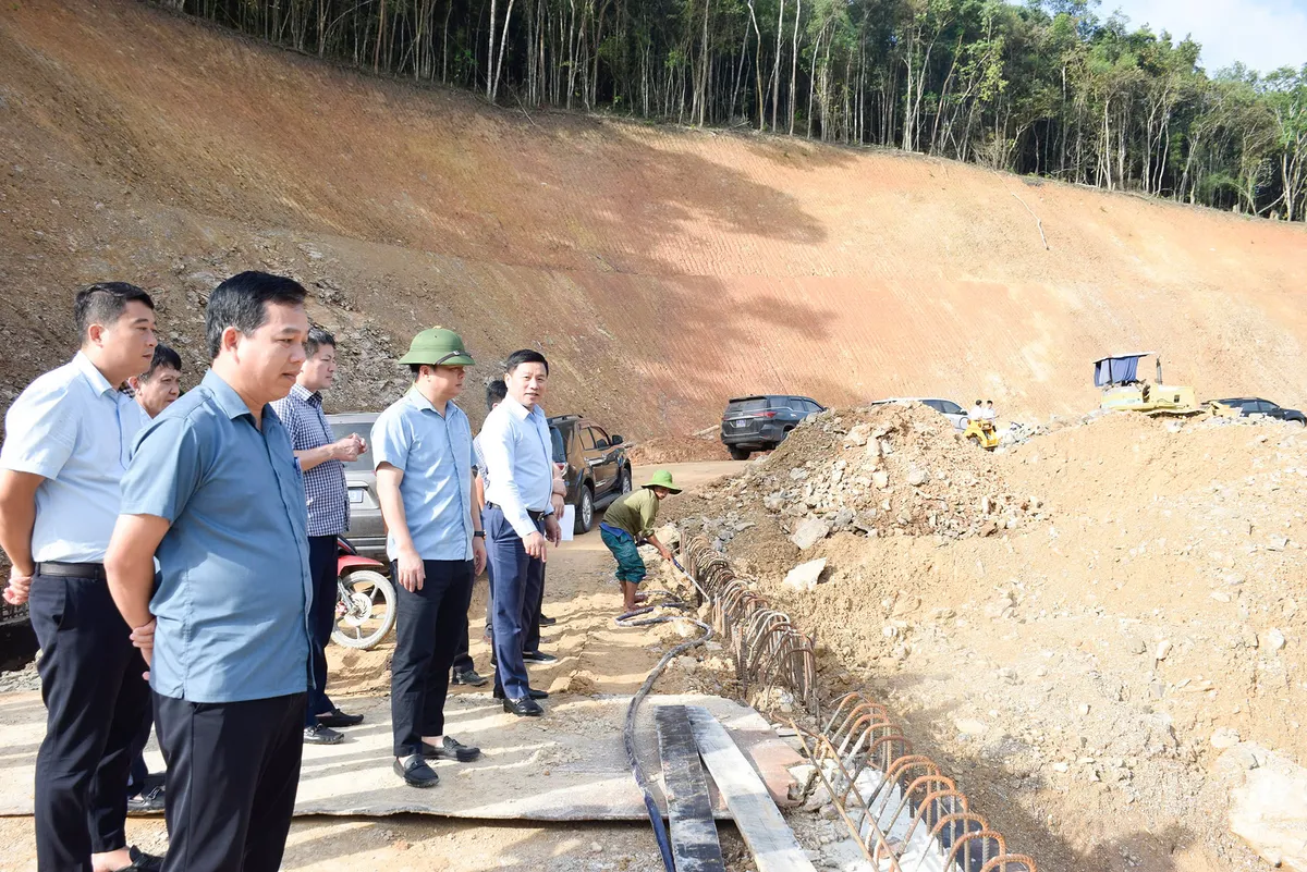 Nghệ An: Nỗ lực làm đường “phá vùng biệt lập”, giúp đồng bào dân tộc phát triển kinh tế - Ảnh 2.