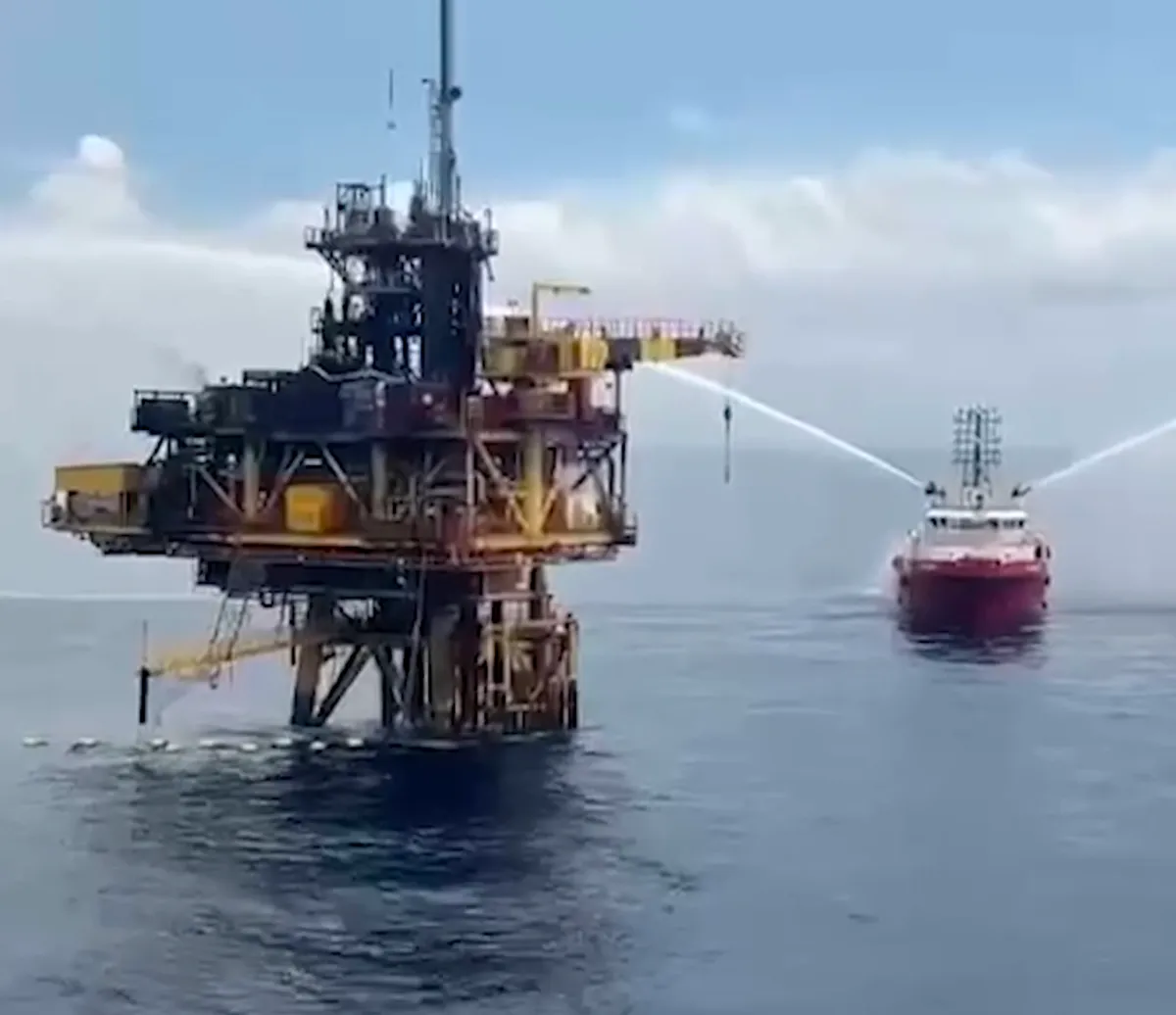 Video: Cháy giàn đầu giếng Sông Đốc ngoài khơi, công nhân đu dây thoát nạn - Ảnh 3.