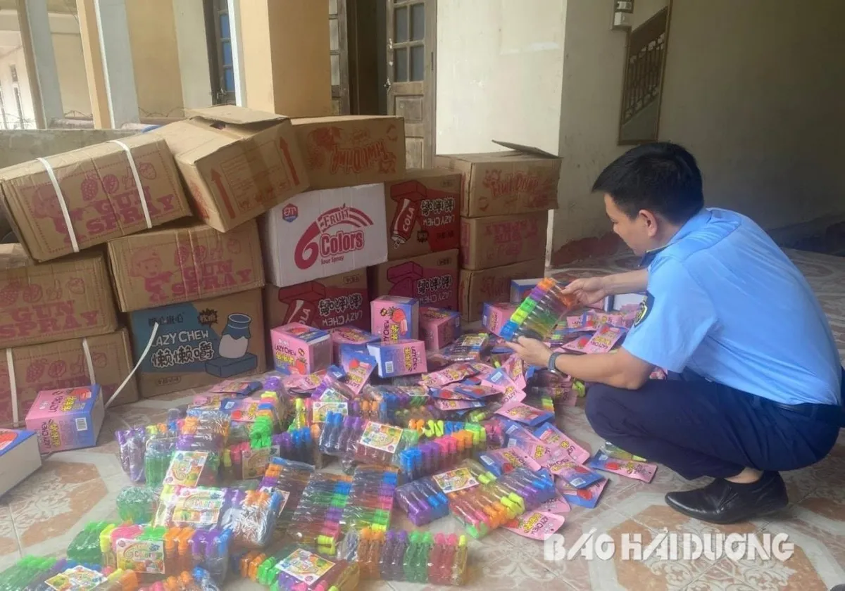Phát hiện 9.000 sản phẩm kẹo dẻo, nước xịt miệng không rõ nguồn gốc - Ảnh 1.