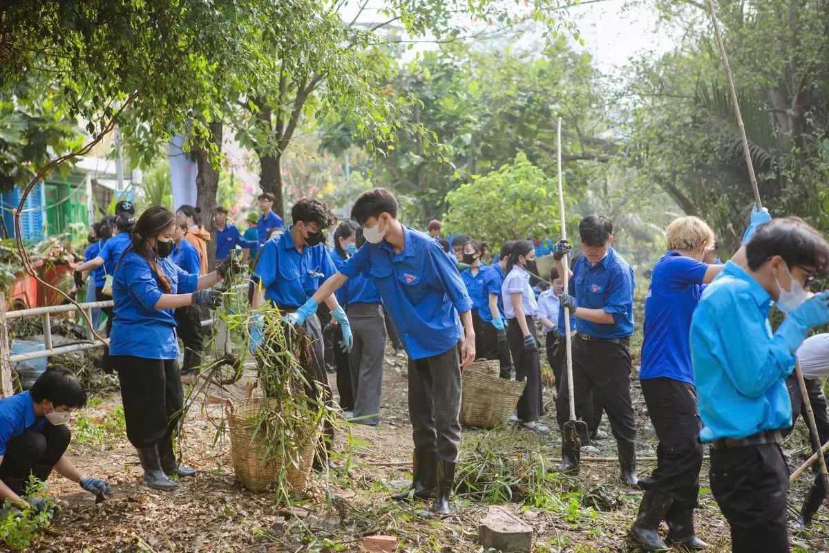 Tuổi trẻ TP Hồ Chí Minh ra quân hưởng ứng Ngày Môi trường Thế giới 2025 - Ảnh 1. Tuổi trẻ TP Hồ Chí Minh ra quân hưởng ứng Ngày Môi trường Thế giới 2025 - Ảnh 1.
