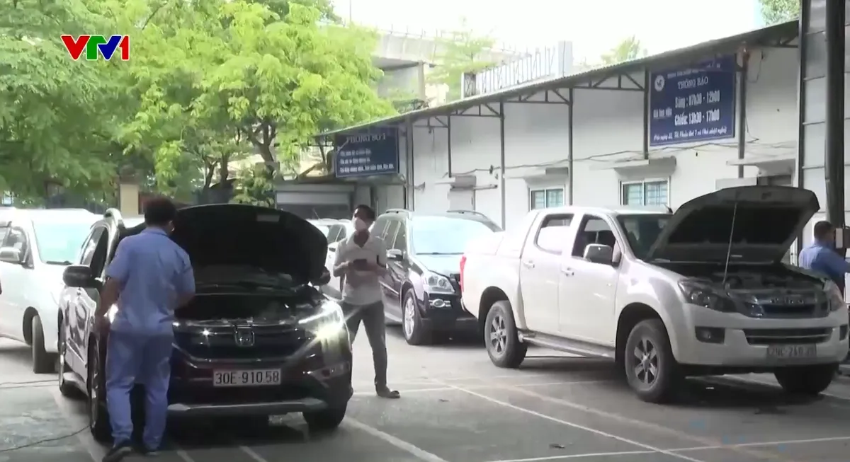 Ô tô xếp hàng dài chờ đăng kiểm, nhiều trung tâm phải làm thêm giờ - Ảnh 1.