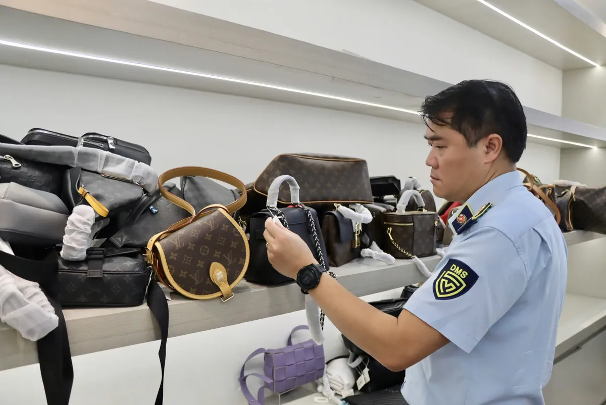 Đà Nẵng: Hàng loạt cửa hàng thời trang nhái ngang nhiên bày bán trên phố du lịch - Ảnh 4. Đà Nẵng: Hàng loạt cửa hàng thời trang nhái ngang nhiên bày bán trên phố du lịch - Ảnh 4.