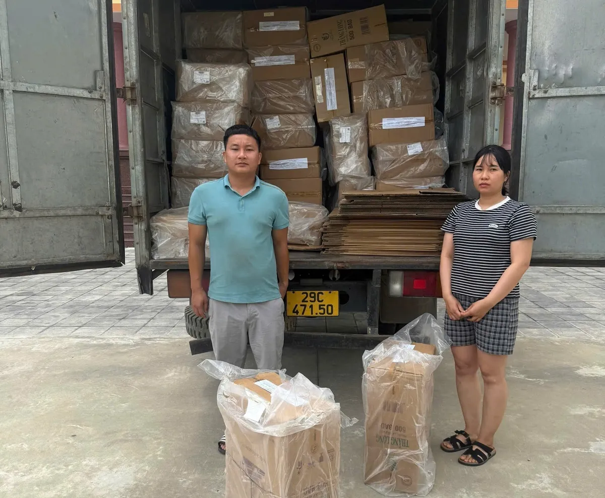 Phá đường dây thuốc lá giả: Giám đốc công ty “ma” cùng chị gái bị bắt - Ảnh 1.