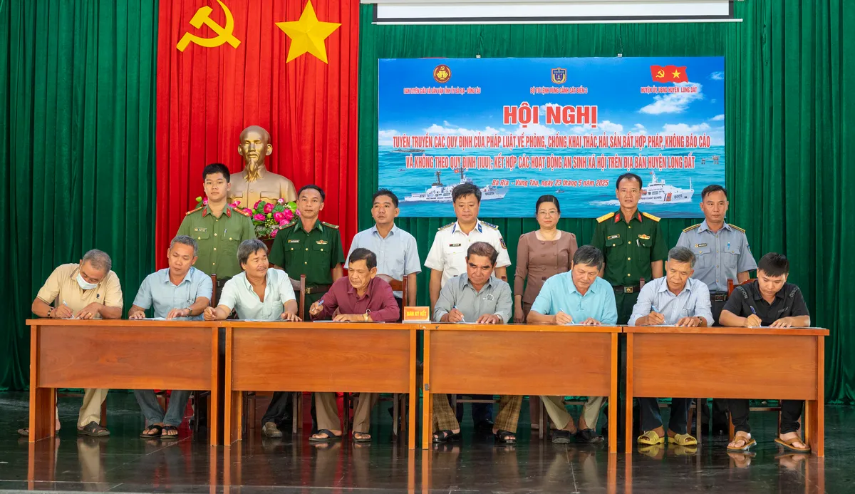Cảnh sát biển đồng hành cùng ngư dân tỉnh Bà Rịa - Vũng Tàu - Ảnh 1.
