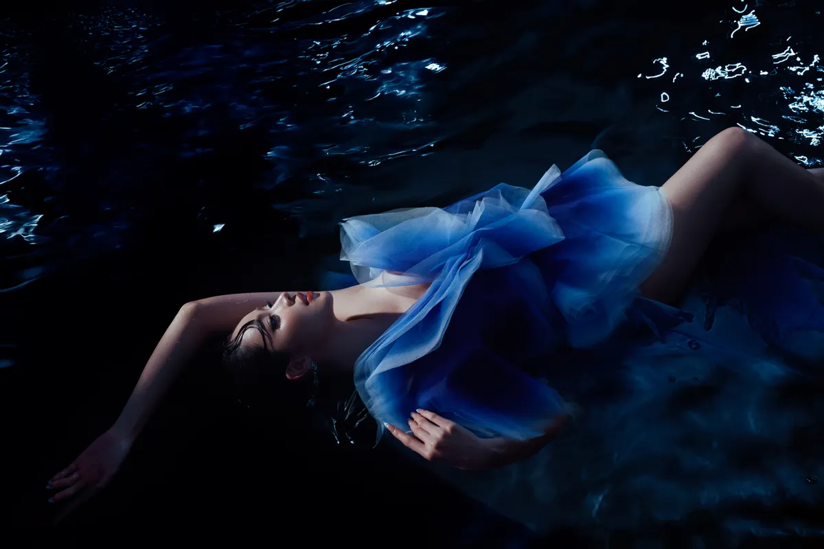 Hoa hậu Thanh Thủy làm nàng thơ trong BST “The Light of Water” - Ảnh 1.
