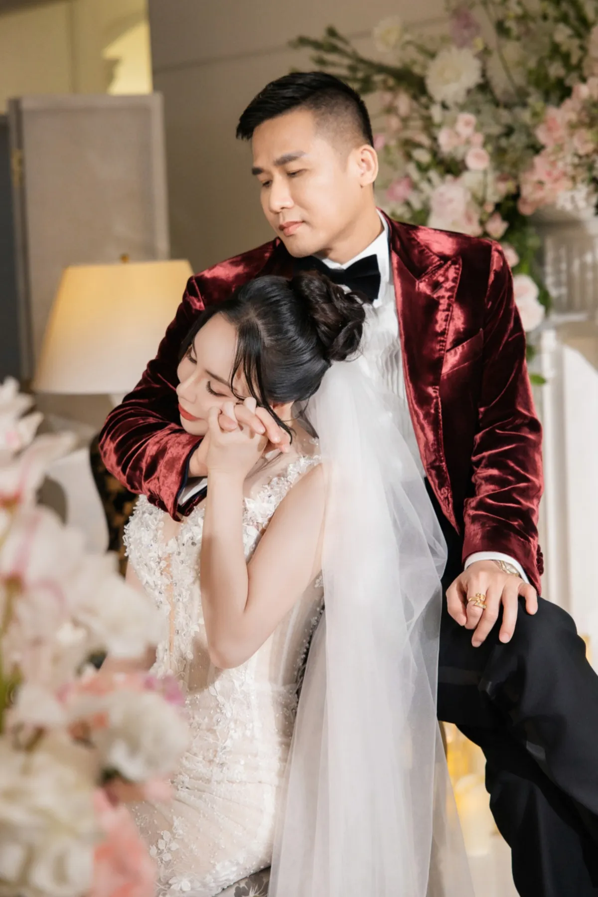 Diva Hồng Nhung trông khác lạ, B Trần bên người tình màn ảnh mới - Ảnh 4.