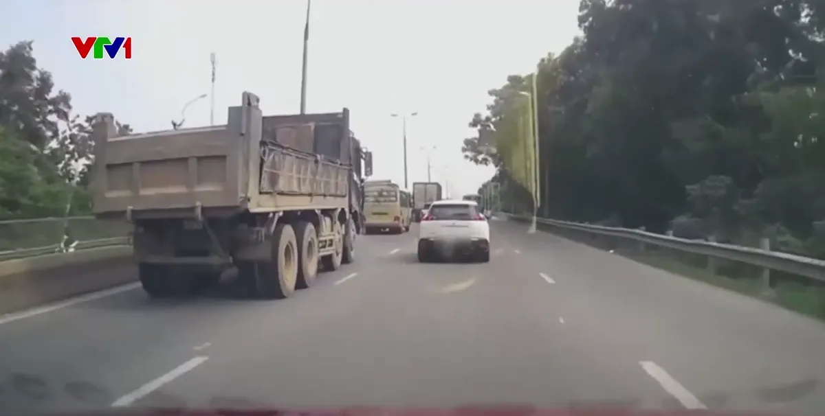Nguy hiểm khi chuyển làn thiếu quan sát - Ảnh 1.