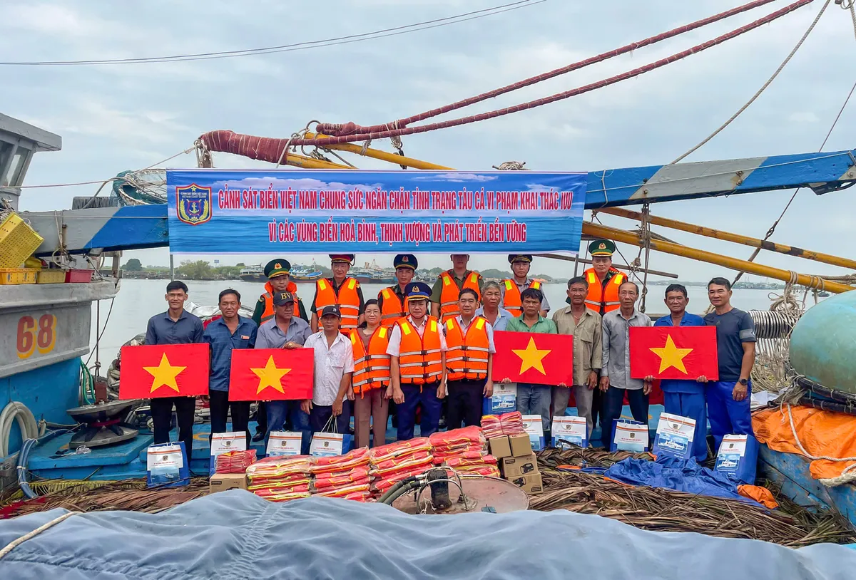 Cảnh sát biển đồng hành cùng ngư dân tỉnh Bà Rịa - Vũng Tàu - Ảnh 2.