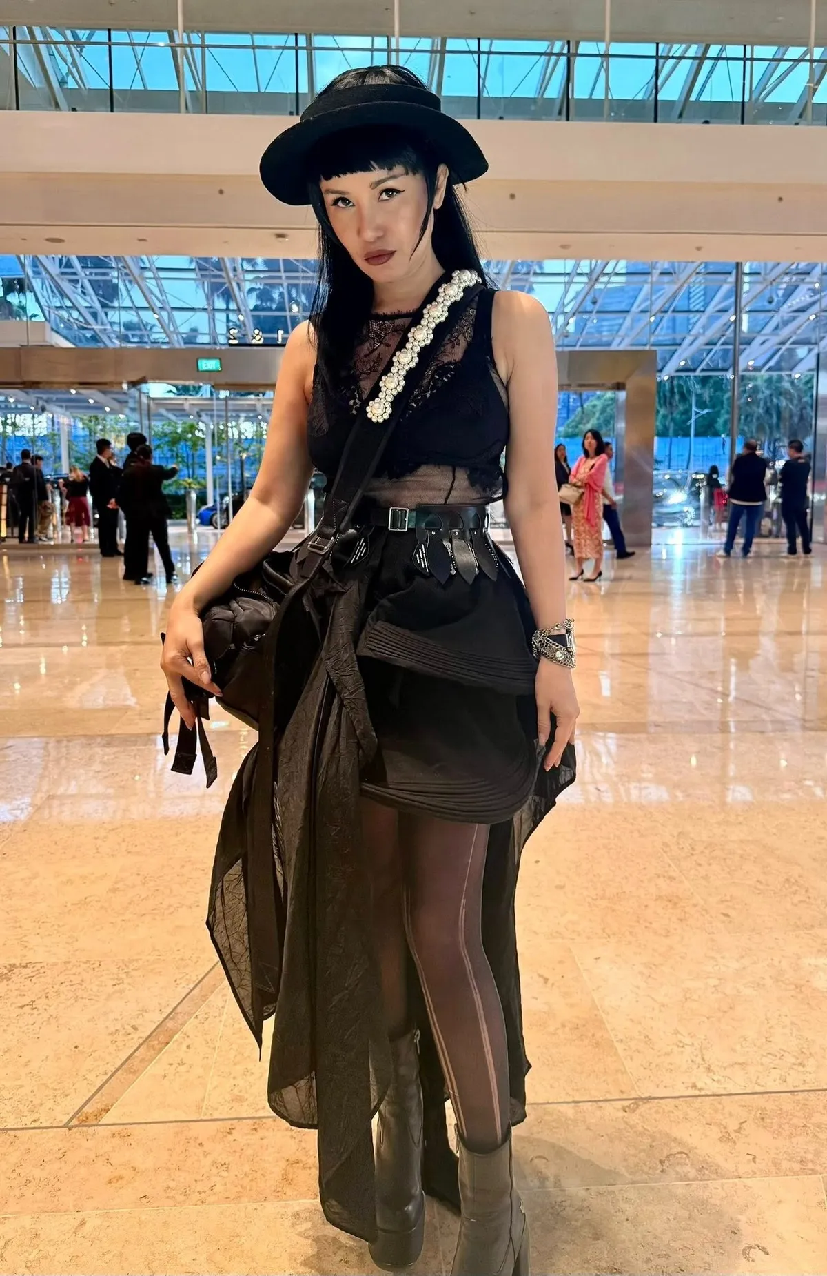 Diva Hồng Nhung trông khác lạ, B Trần bên người tình màn ảnh mới - Ảnh 1.
