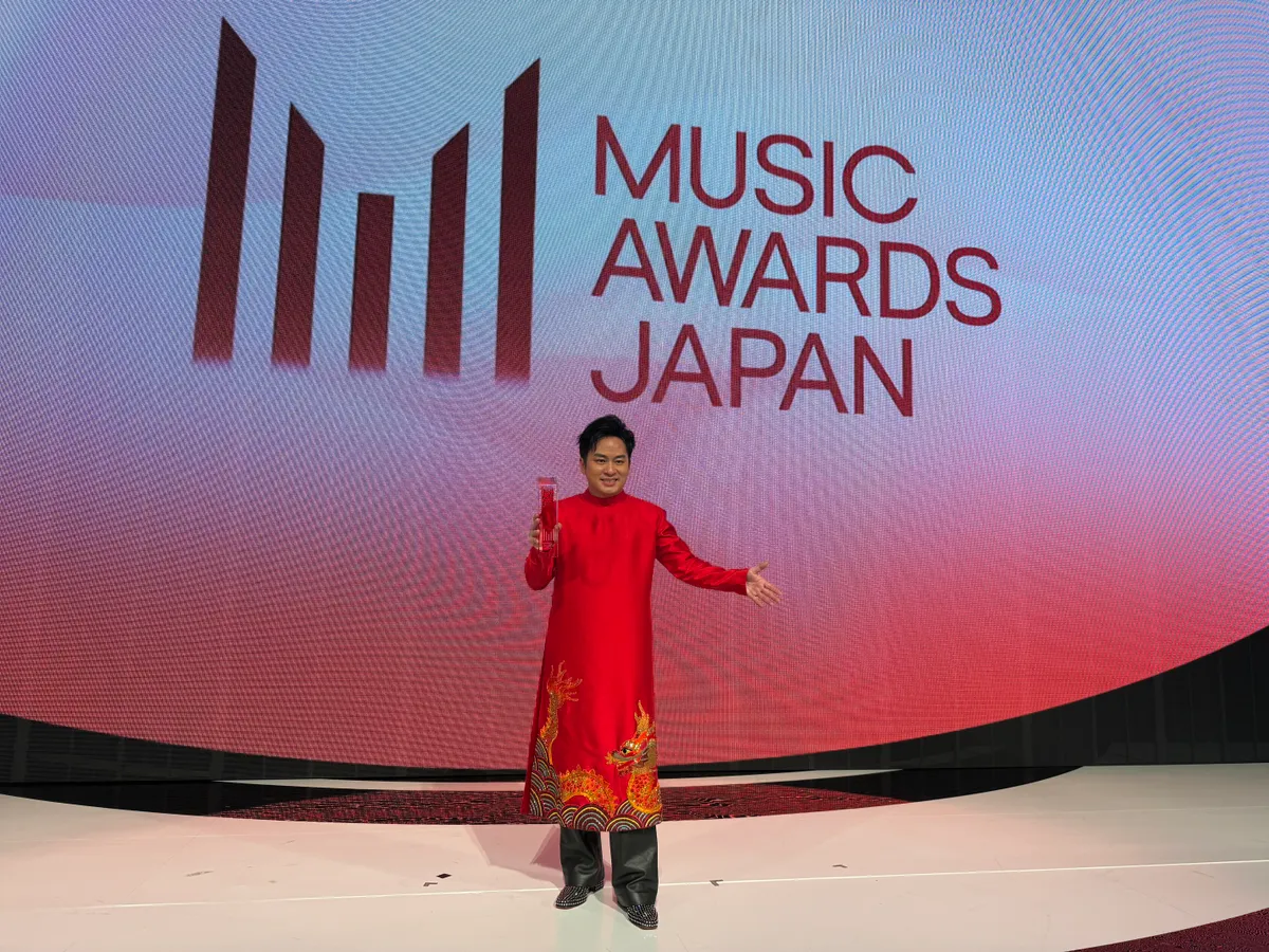 Tùng Dương tự hào hát Một vòng Việt Nam khi nhận giải Music Awards Japan - Ảnh 2.
