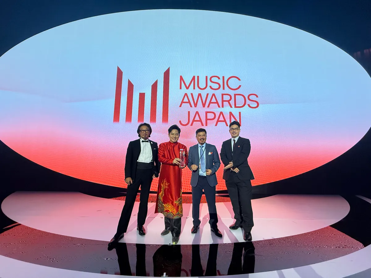 Tùng Dương tự hào hát Một vòng Việt Nam khi nhận giải Music Awards Japan - Ảnh 1.